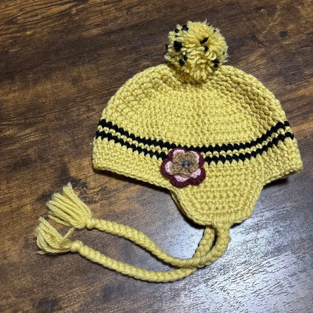 ハンドメイド 手編み 耳付きニット帽 花モチーフ付き