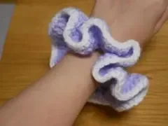 ハンドメイド 手編みシュシュ パープル系×ホワイト