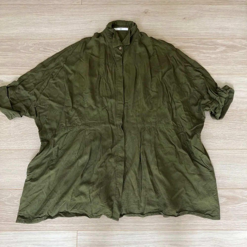 SLY เสื้อเชิ้ตสีกากีครึ่งแขน