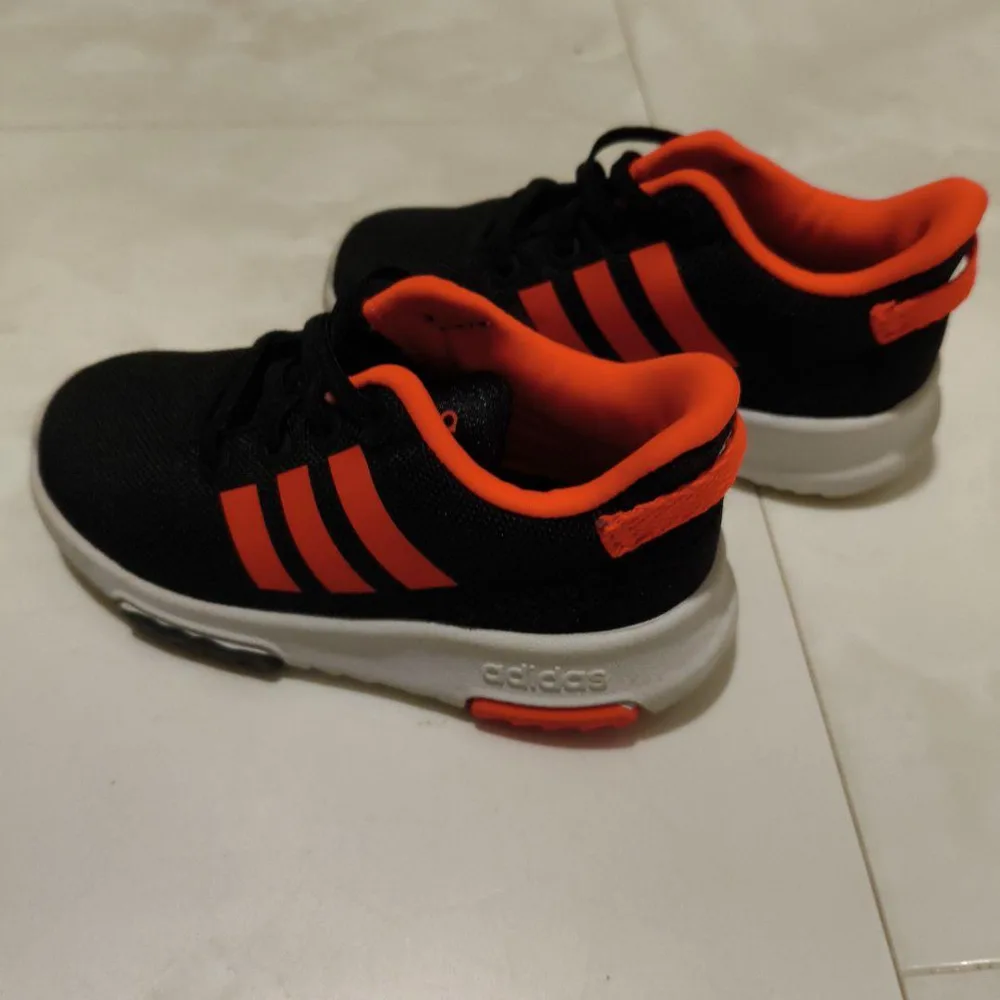 adidas キッズ スニーカー14cm ブラック オレンジ