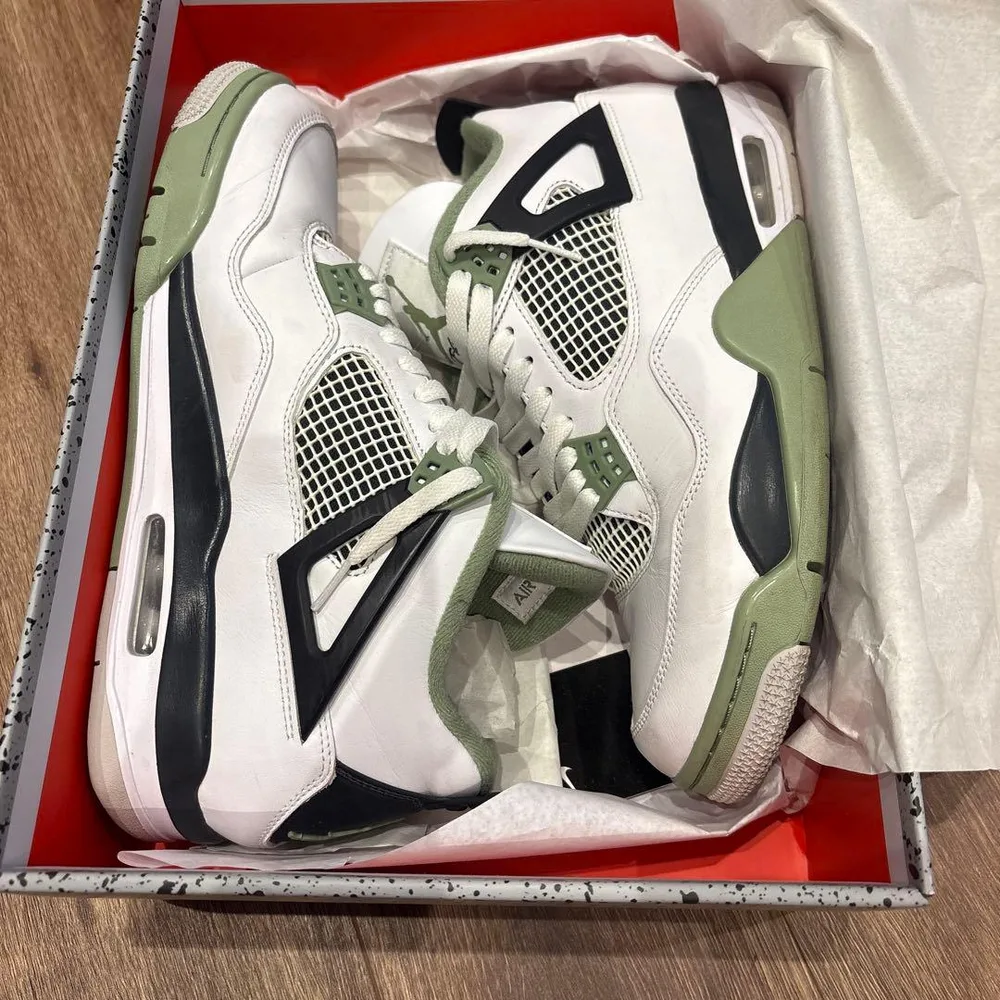 NIKE AIR JORDAN 4 SE