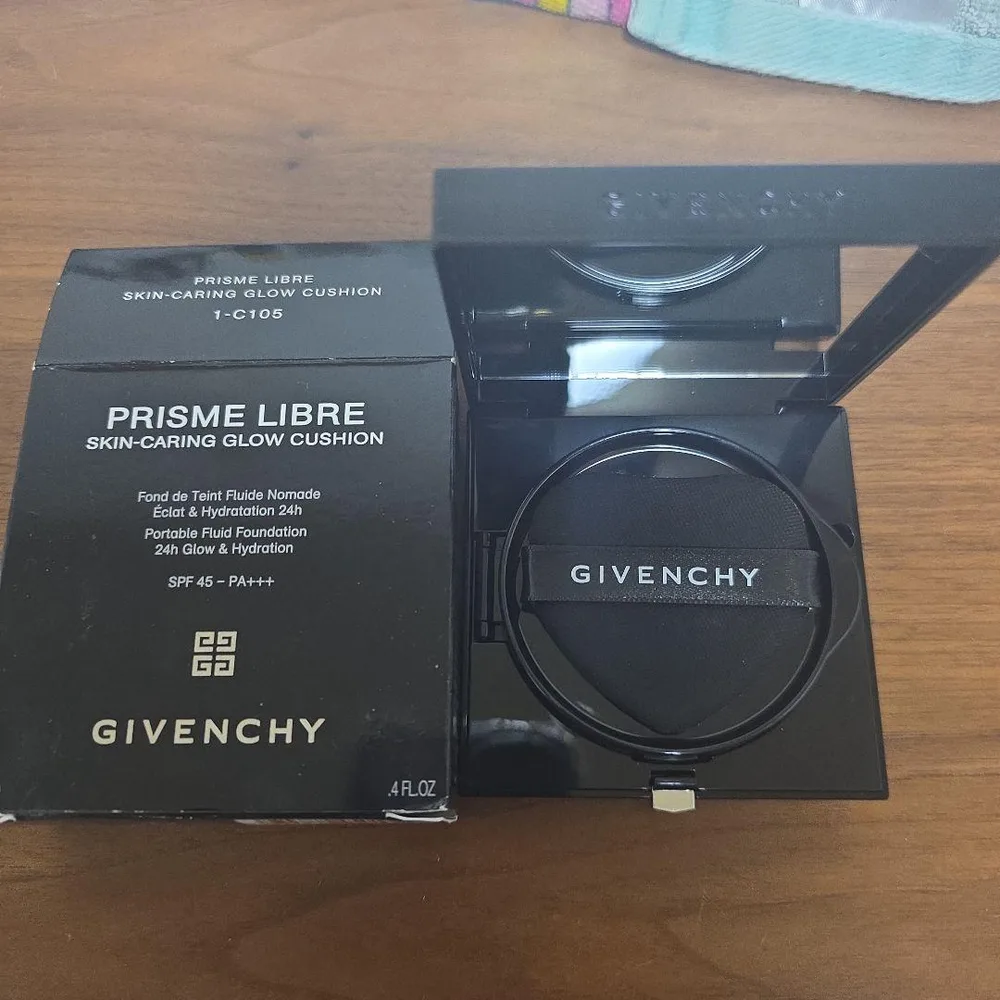 GIVENCHY プリズム・リーブル・スキンケアリング・グロウ・クッション