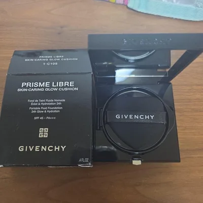 GIVENCHY プリズム・リーブル・スキンケアリング・グロウ・クッション