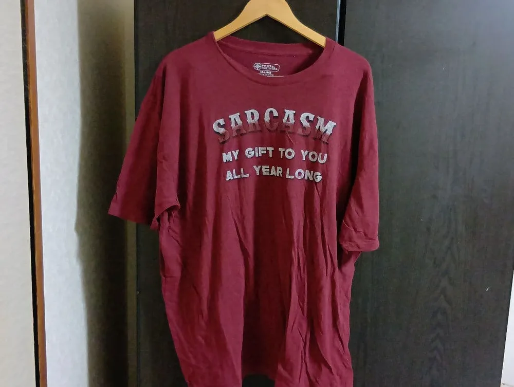 半袖Tシャツ ボルドー SARCASM プリント レッド 472
