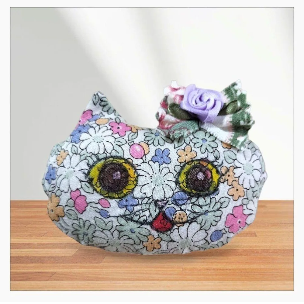 花柄 猫型 ハンドメイドブローチ