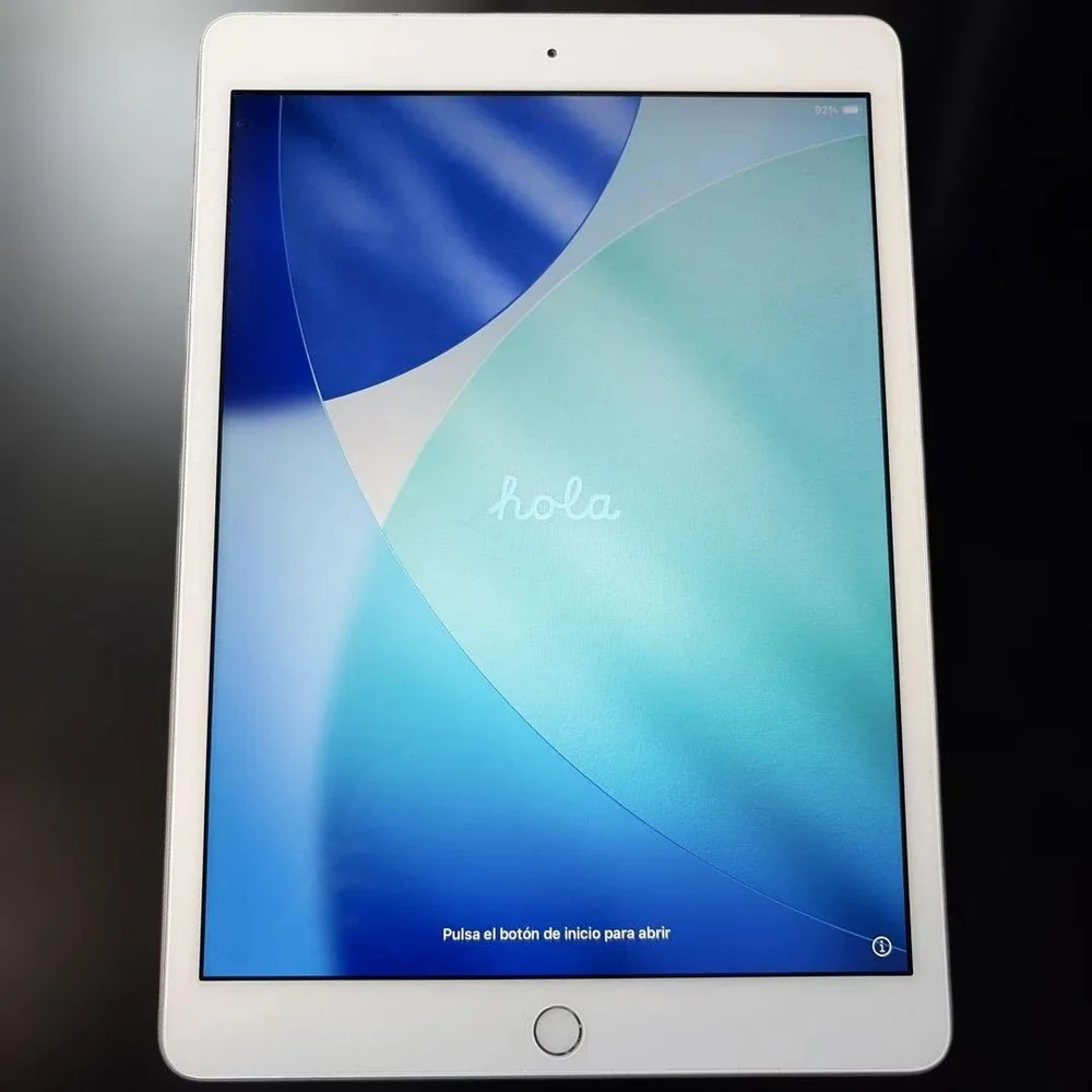 iPad(Apple)第8世代 32Gシルバー 本体 Celluer