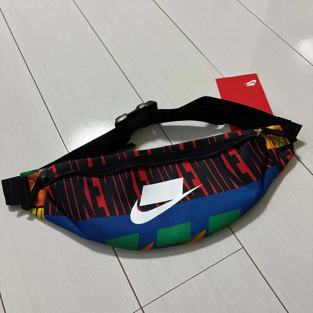 Nike マルチカラー ボディバッグ