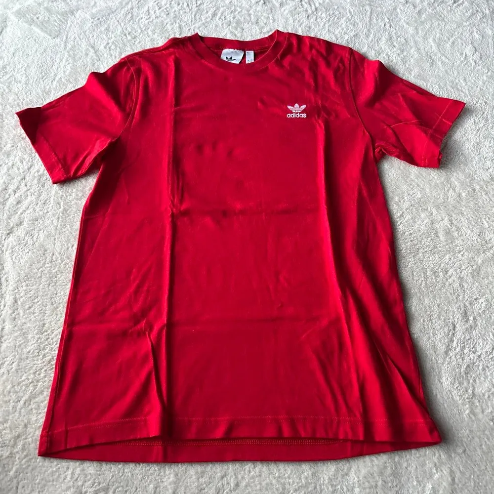 adidas Tシャツ レッド