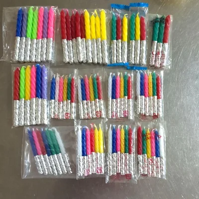 ขายเทียนปาร์ตี้สีสันสดใสจำนวนมาก
