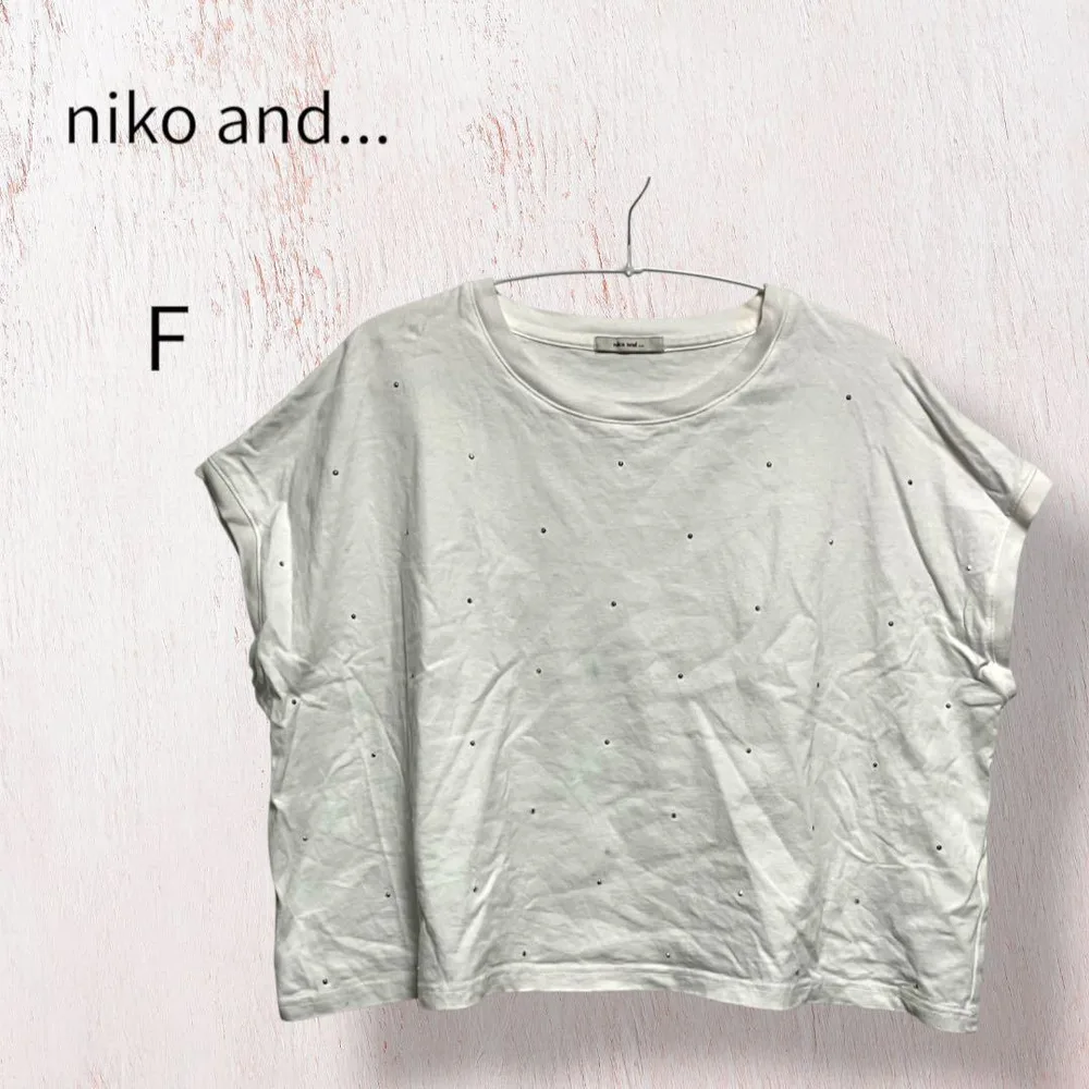 niko and… ニコアンド ラインストーン 半袖Tシャツ F ホワイト