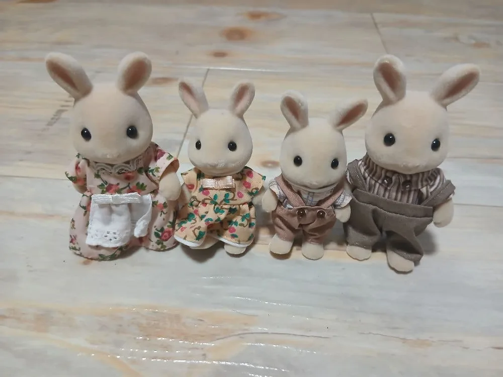 シルバニアファミリー うさぎファミリー 4体セット 服付き
