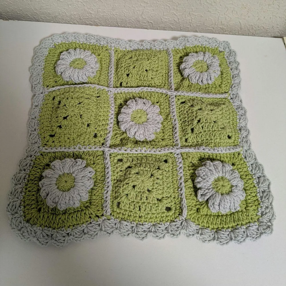 ハンドメイド ぷっくりお花のグラニースクエア マルチカバー