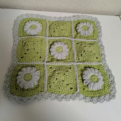 ハンドメイド ぷっくりお花のグラニースクエア マルチカバー