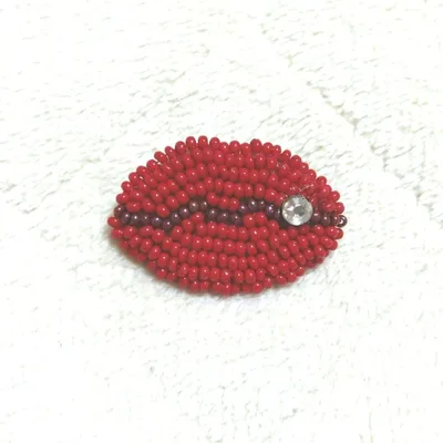 リップ レッド ビーズ刺繍 ブローチ ビジュー ビーズ レジン ハンドメイド