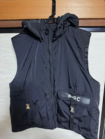 M+RC フード付き ブラックダウンベスト
