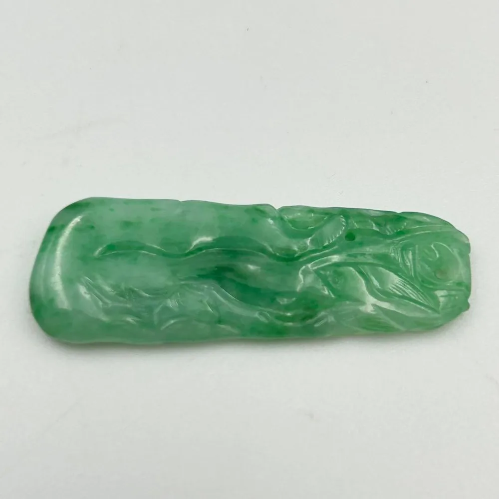 美品✨本翡翠 ジェダイト 彫刻 翡翠牌 緑色 天然石 ペンダント 5.4g