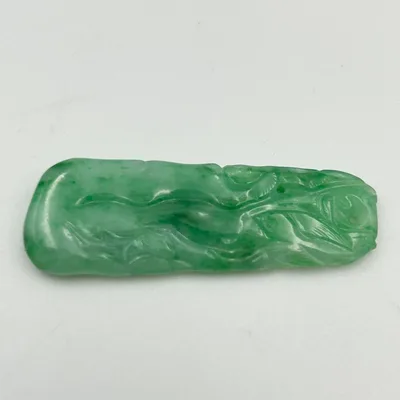 美品✨本翡翠 ジェダイト 彫刻 翡翠牌 緑色 天然石 ペンダント 5.4g