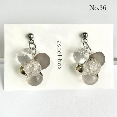 36.ピアス/イヤリング グレージュ 淡色 上品 大人カラー オフィスカジュアル
