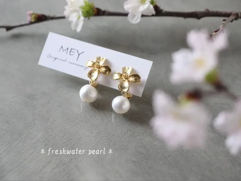 *美しいハナミズキと大粒淡水パールのイヤリング(ピアス)*