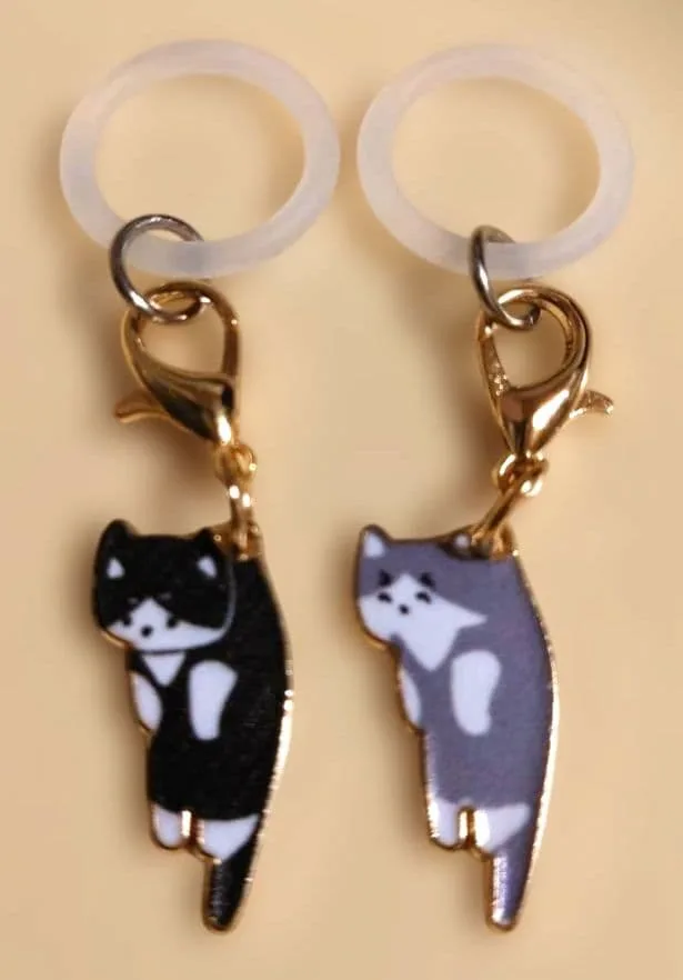 【ハンドメイド】首根っこつかまれたねこ めじるしチャーム 2個セット 黒猫&灰猫