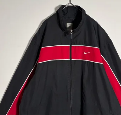 NIKE เสื้อแจ็คเก็ตไนลอนแบบปักโลโก้ Swoosh