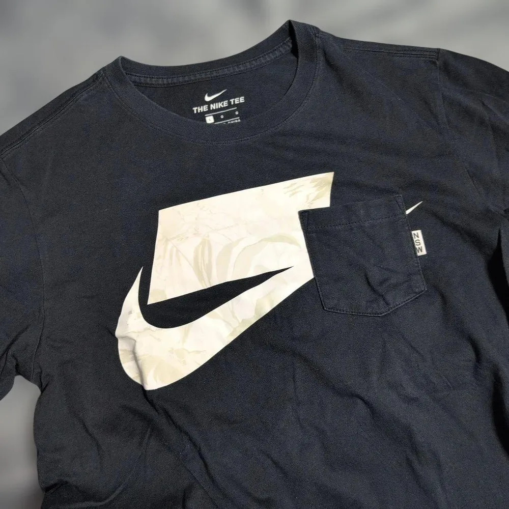 NIKE NSW THE NIKE TEEポケットTシャツ ブラック L