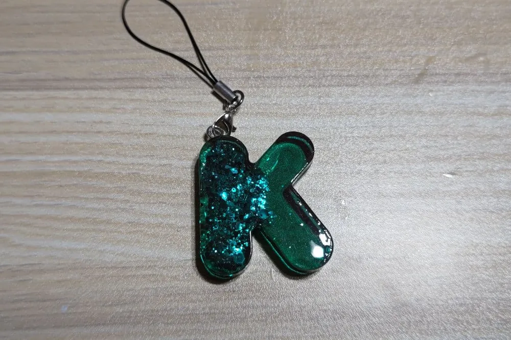 ハンドメイド レジンストラップ アルファベット K