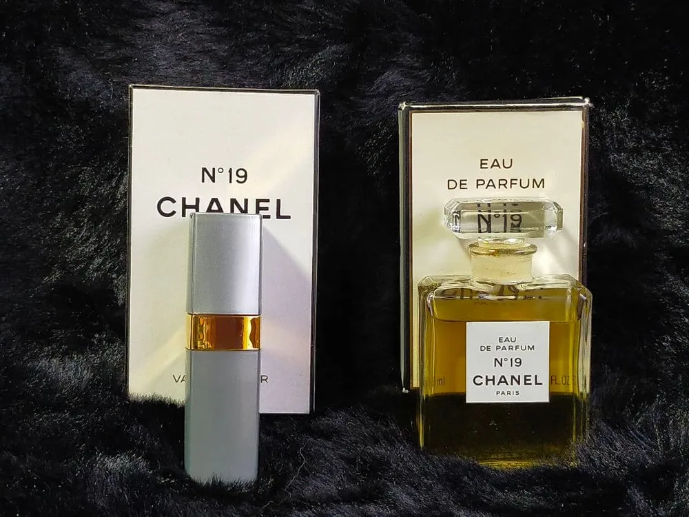 CHANEL No.19 Eau de Parfum & N°19ヴァポリザター