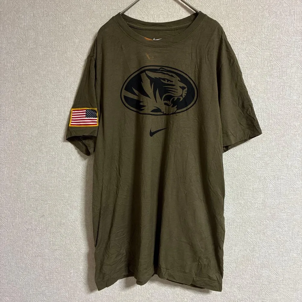 ナイキ 半袖Tシャツ クルーネック 半袖 ロゴ 綿 カジュアル S カーキ 虎