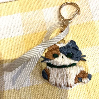 【24時間以内発送】ハンドメイド 手刺繍 猫のキーホルダー リボン付き
