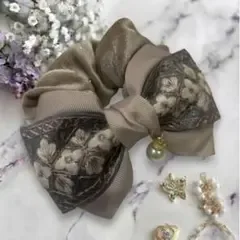 ꕤ大人可愛いꕤインド刺繍リボン ベロアシュシュ パール調チャームつき
