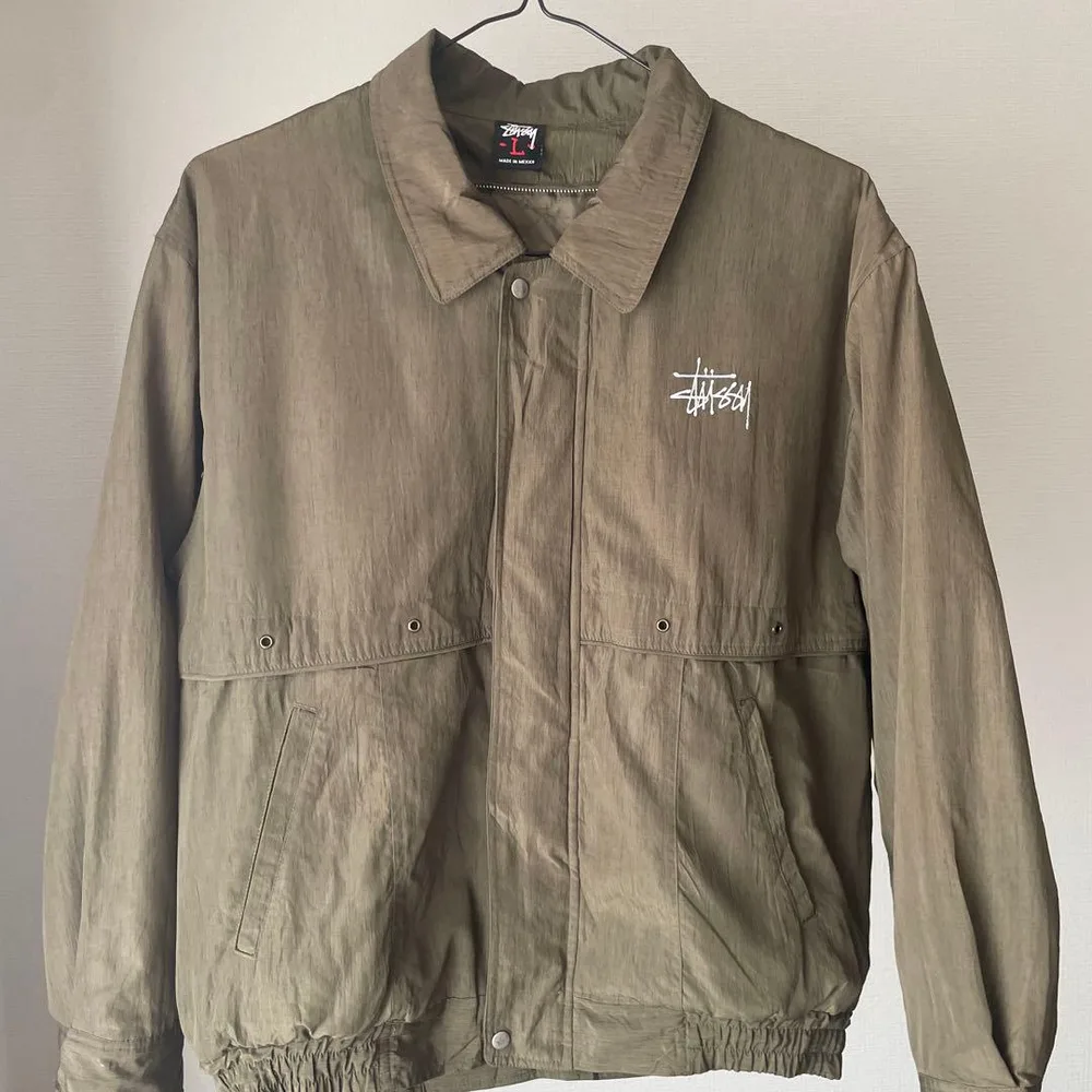 Stussy ナイロンジャケット オリーブ Lサイズ 刺繍ロゴ バックプリント