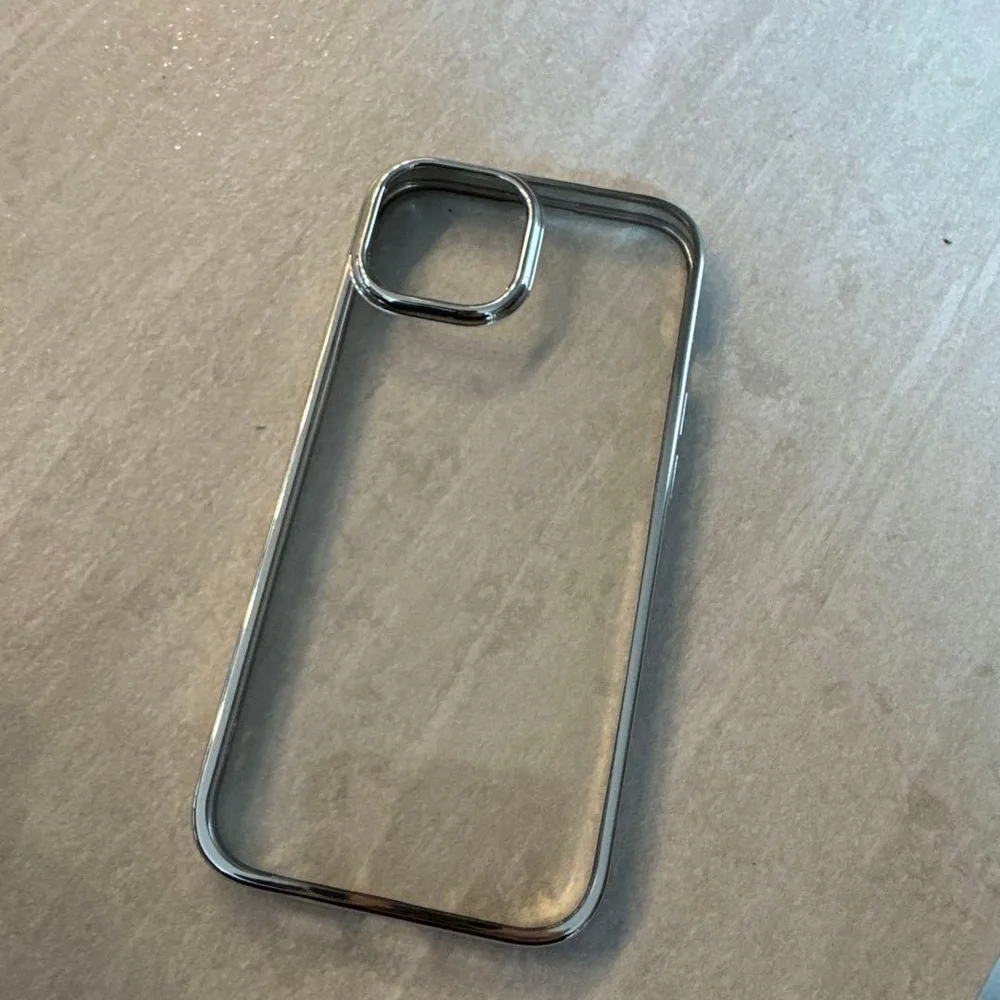 iPhone15用ケース クリア シルバー