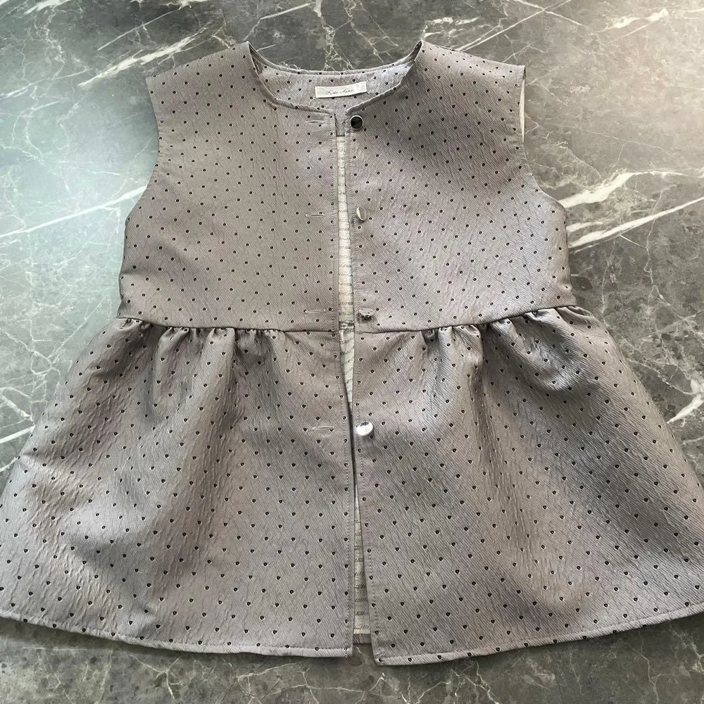 ドッド柄グレー ペプラム ベスト ジレ しまむら