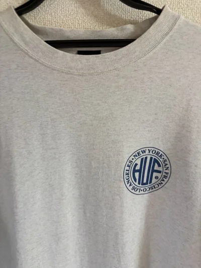 HUF Tシャツ アッシュホワイト ロゴプリント