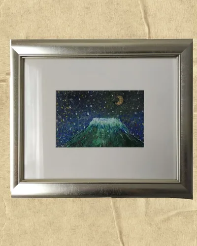 夜空と冬の山を描いたアクリル画作品