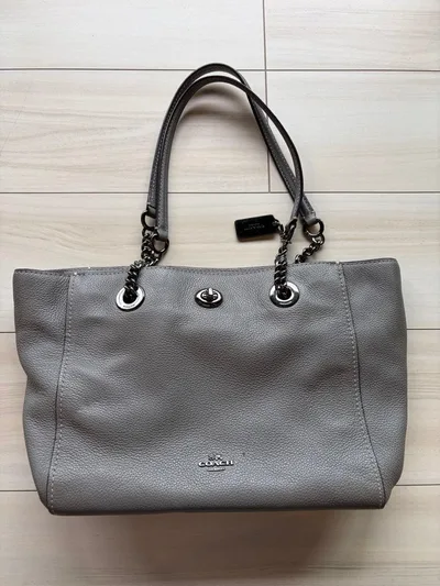 กระเป๋าโท้ต COACH สีเทา