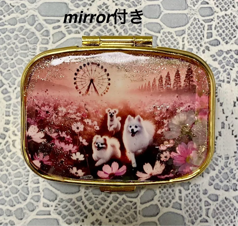 ハンドメイドミラー付きピルケース小物入れ【コスモス草原のわんちゃん)