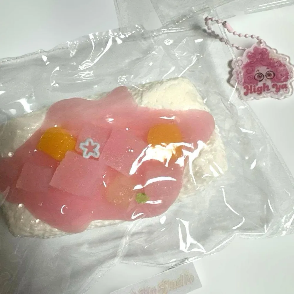 【High Ya Studio】フルーツ寒天のせケーキ風 スクイーズ