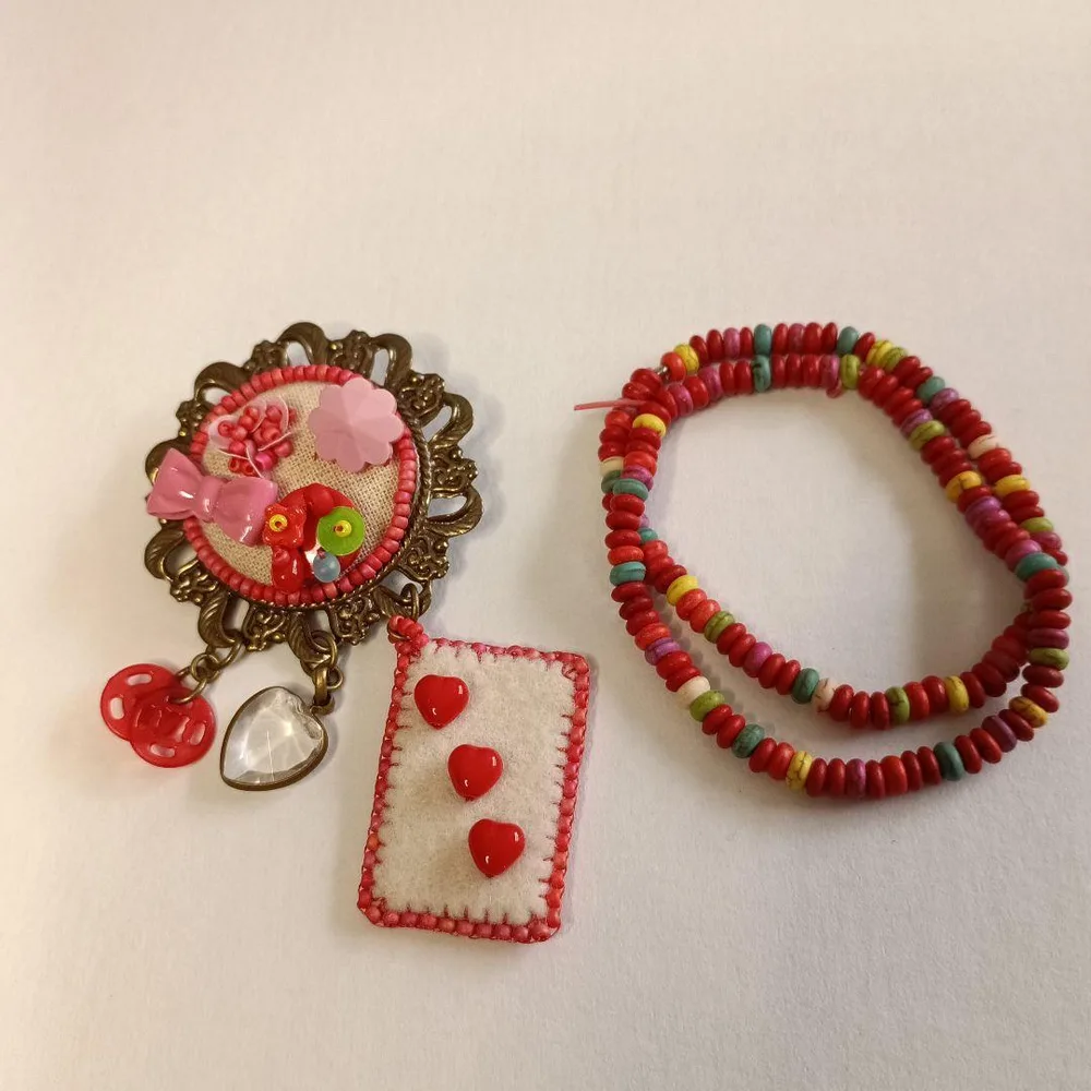 ハンドメイド ブローチ、ビーズブレスレット2点セット アクセサリー