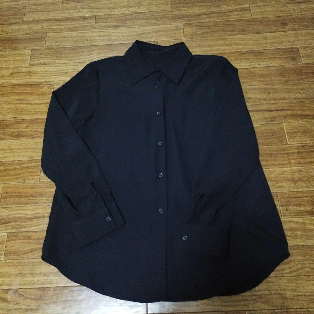 黒の長袖ボタンシャツ