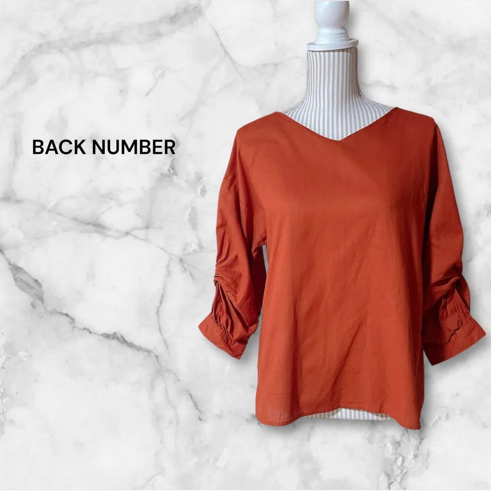 BACK NUMBER Vネックブラウス バックボタン オレンジ F
