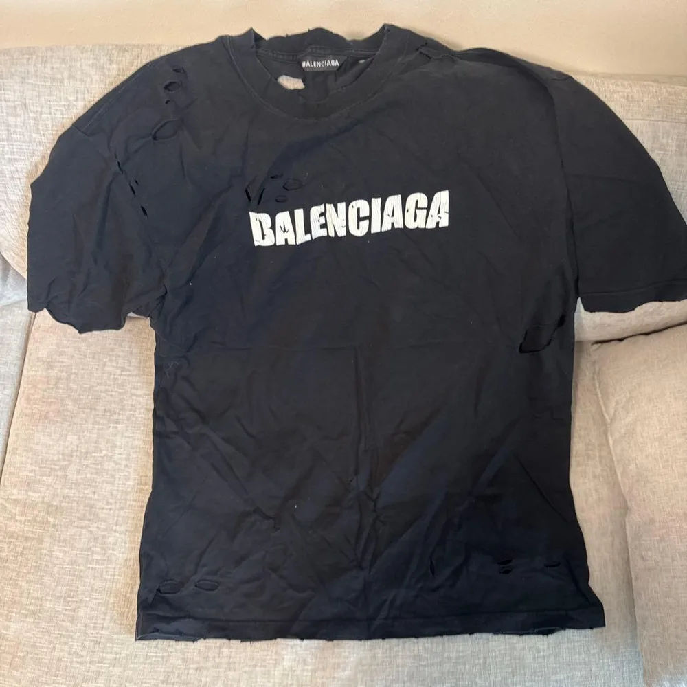 BALENCIAGA ダメージ加工 ロゴ Tシャツ ブラック