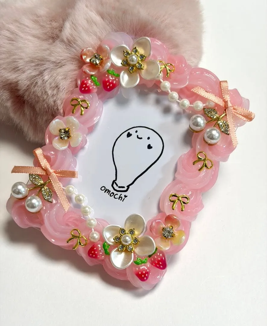 かわいいもので囲まれたホイップデコトレカケース