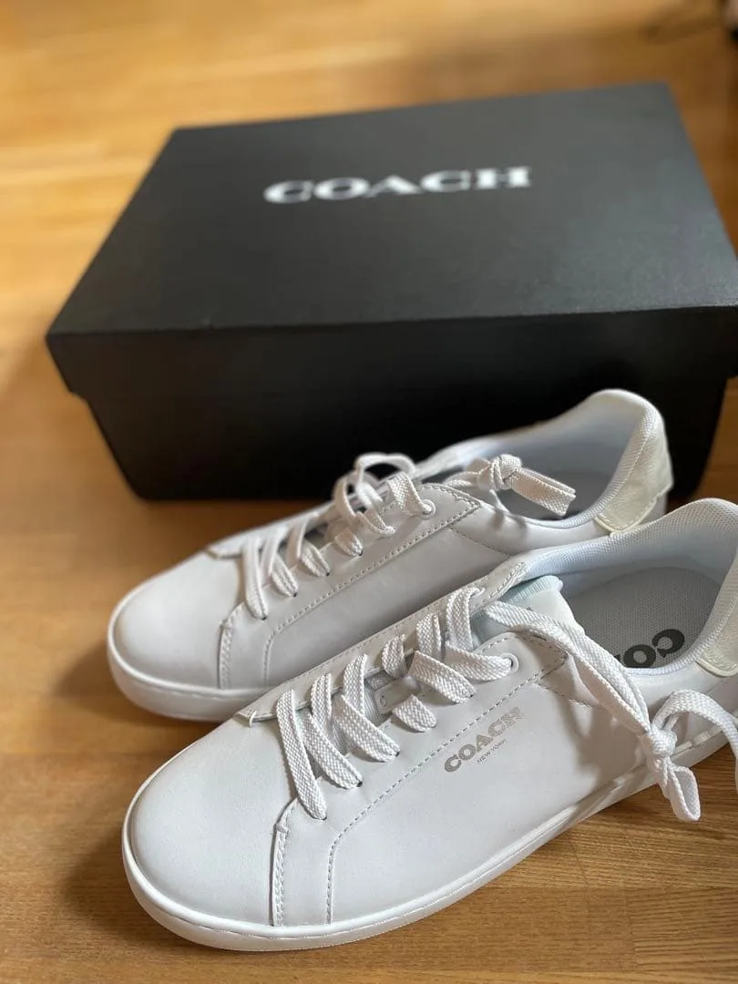 รองเท้าผ้าใบ COACH สีขาว ยังไม่ได้ใช้