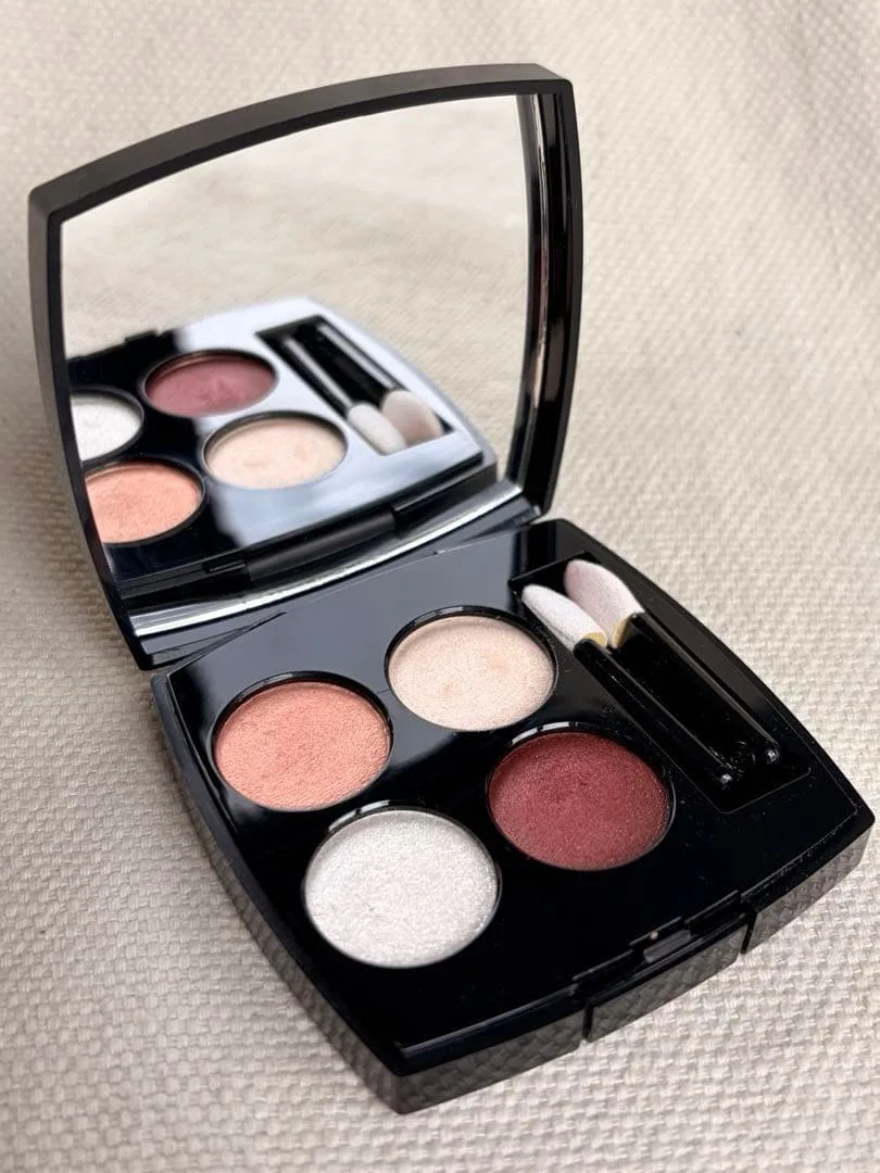 CHANEL レ キャトル オンブル 374 アリュール エ エクラ