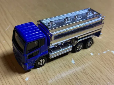 トミカ UD 日産ディーゼル クオン タンクローリー 青