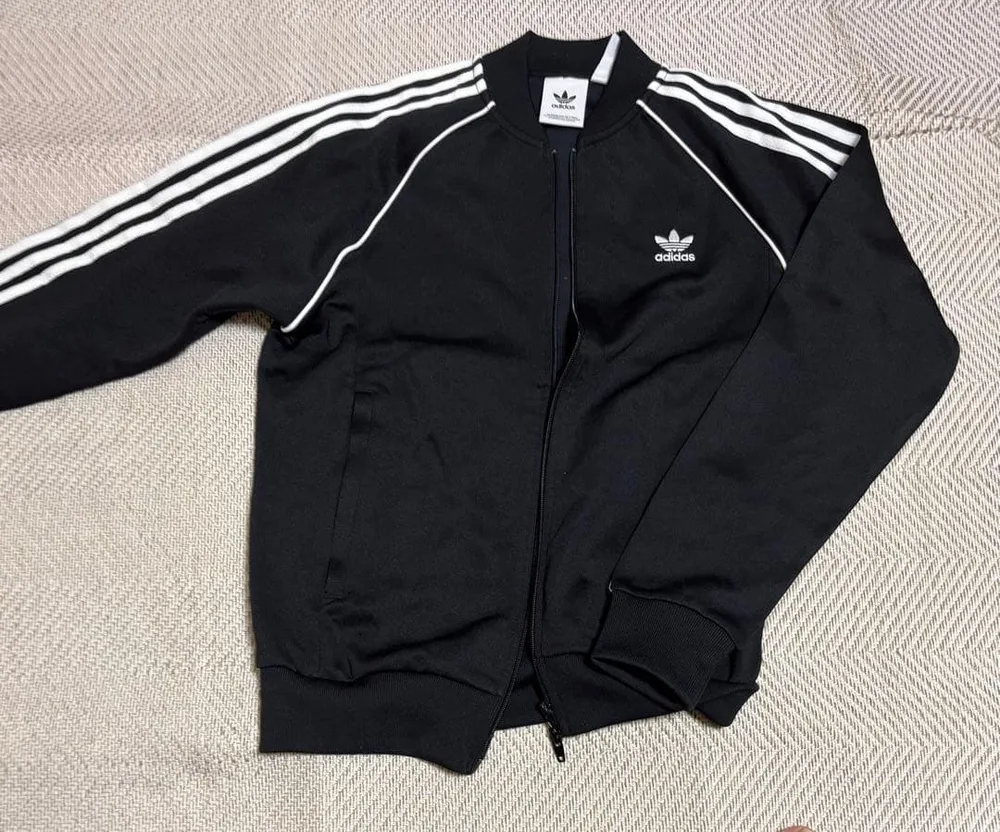 adidas ブラック ジップアップジャージ
