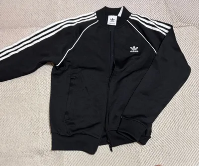 adidas ブラック ジップアップジャージ