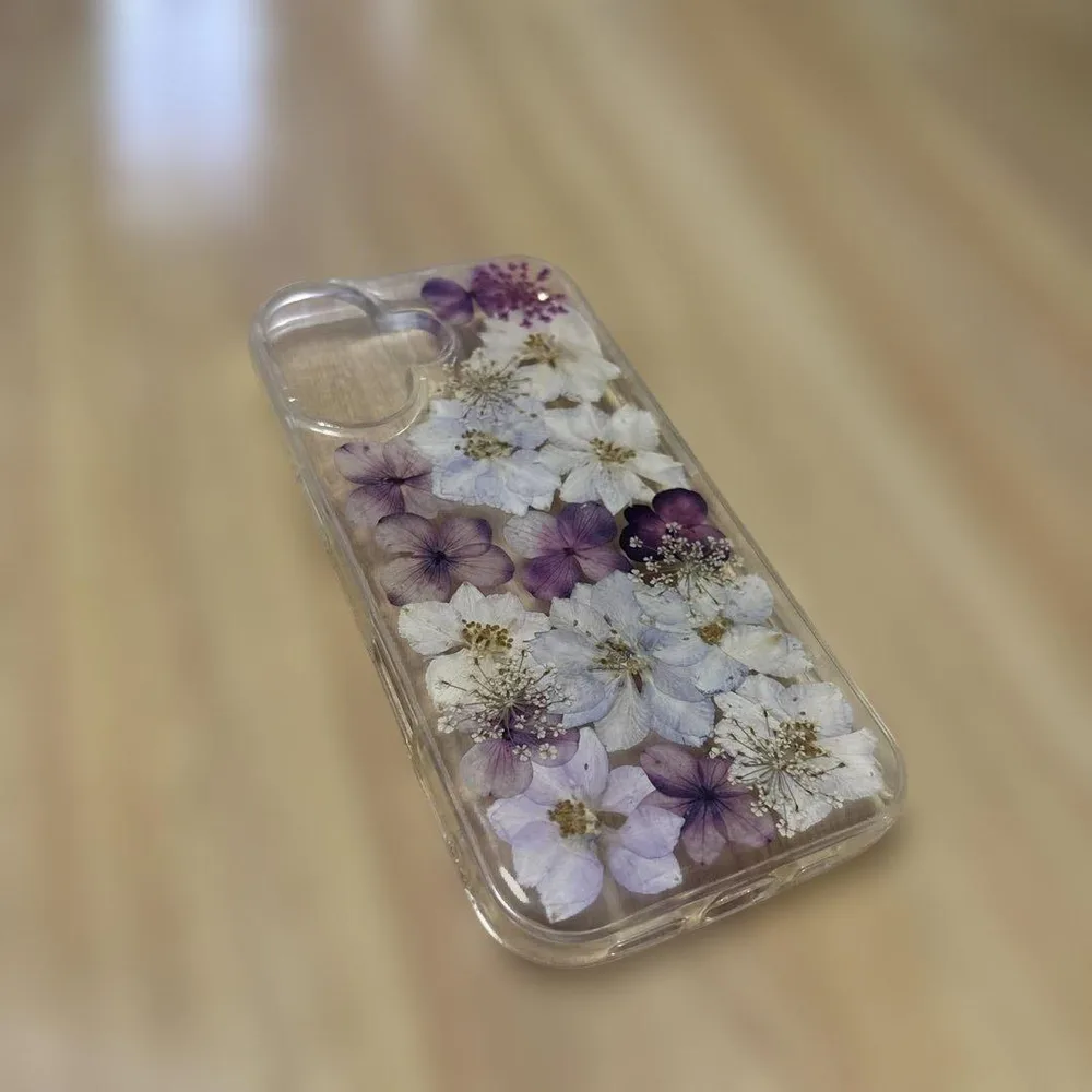 押し花デザイン iPhone16用ケース